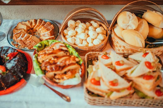 Table garnie de tartes, brioches, pains et douceurs maison, idéale pour un apéritif gourmand à partager.